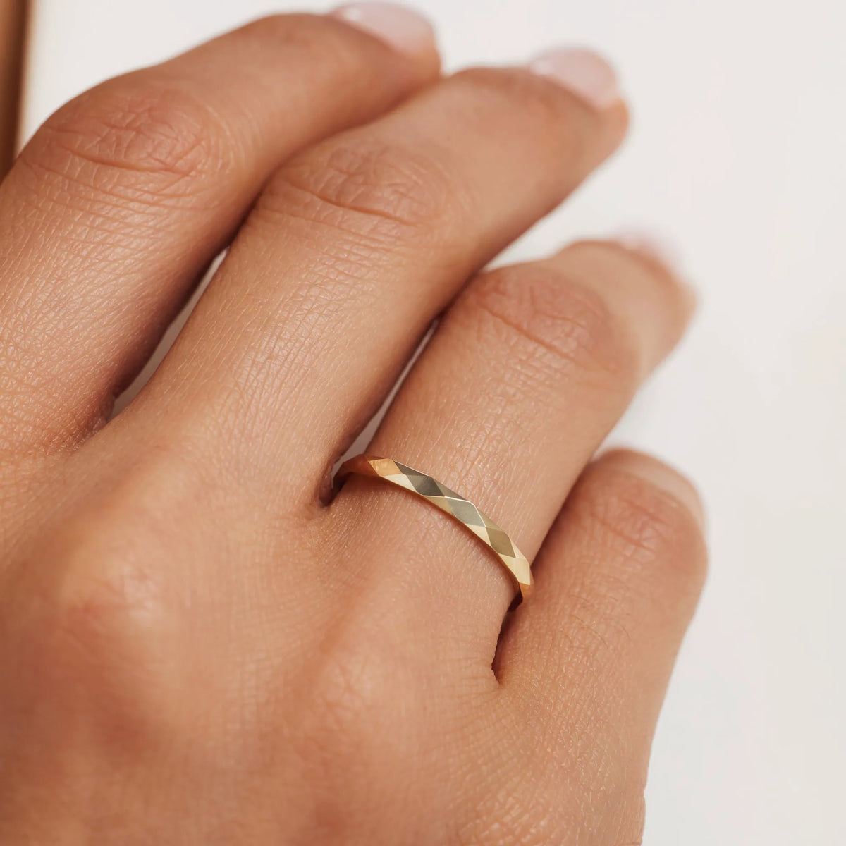 Rivoli Laura 14 karat gold ring with diamond cut