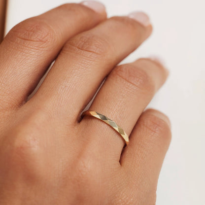 Rivoli Laura 14 karat gold ring with diamond cut