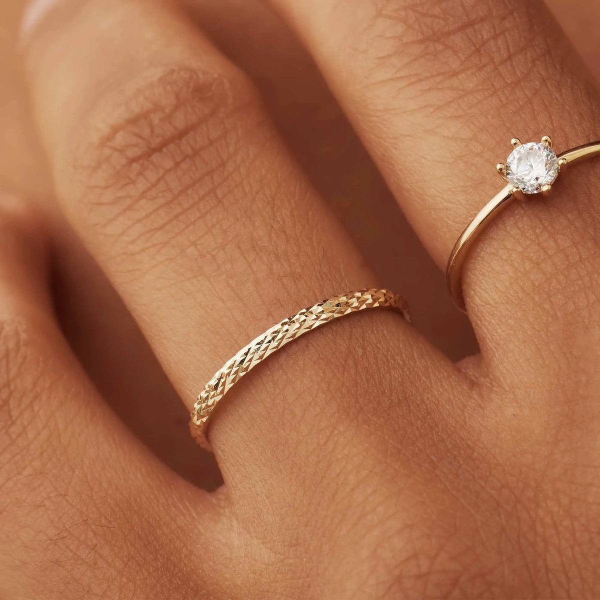 Rivoli Laura 14 karat gold ring with diamond cut