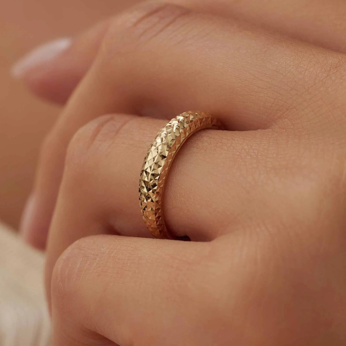 Rivoli Laura 14 karat gold ring with diamond cut
