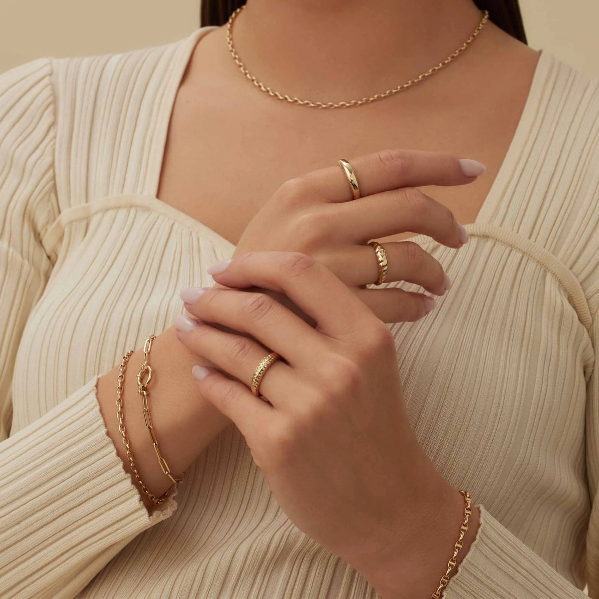 Rivoli Laura 14 karat gold ring with diamond cut