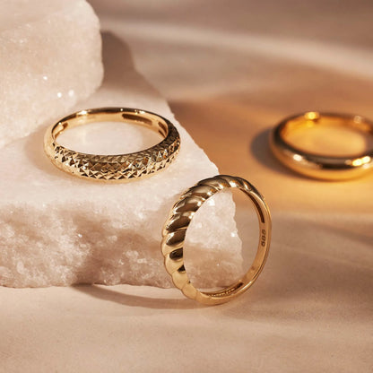 Rivoli Laura 14 karat gold ring with diamond cut