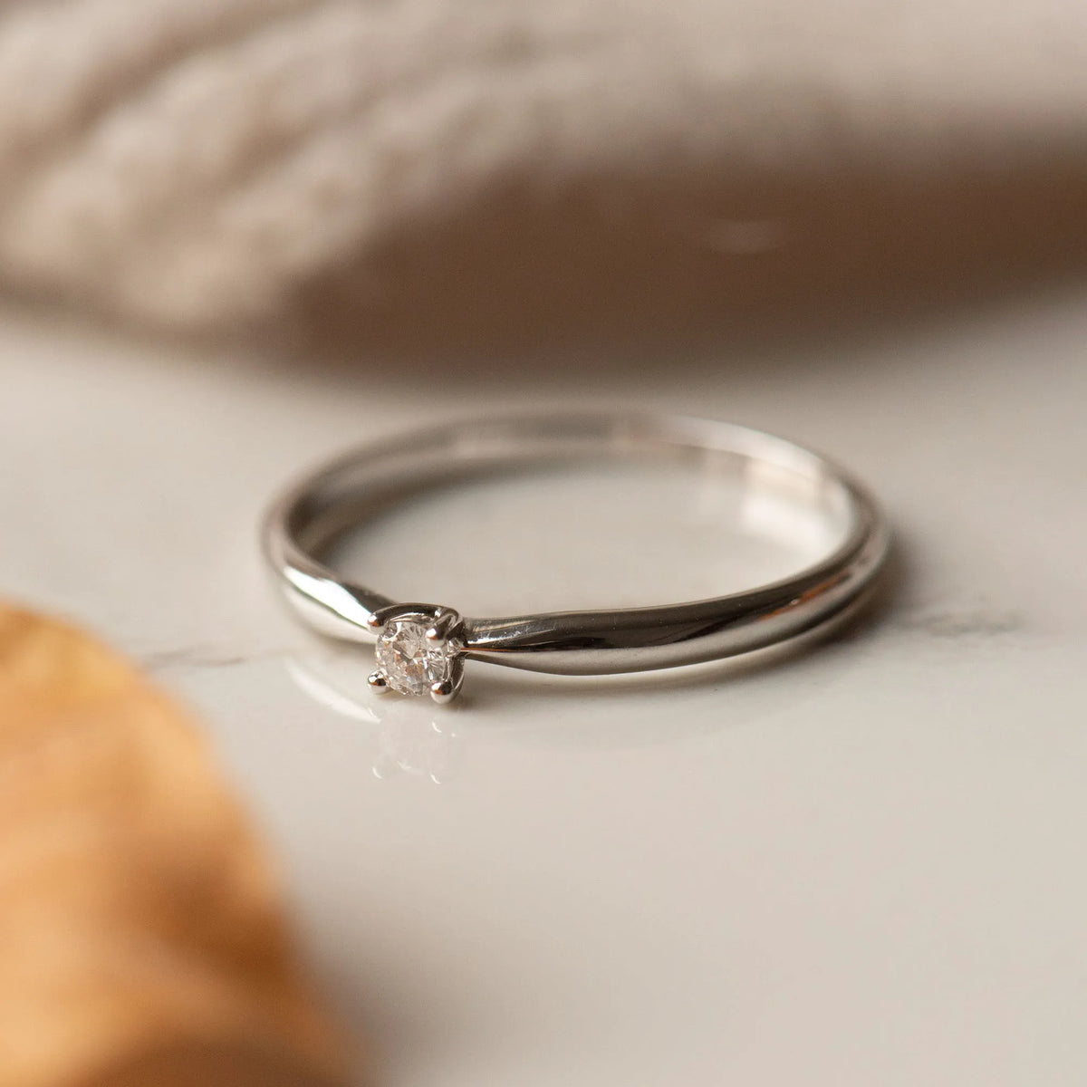 De la Paix Celesse 14 karat white gold ring with diamond 0.07 carat