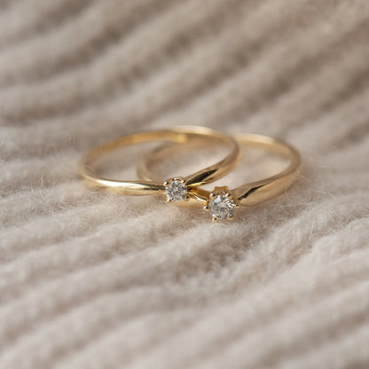 De la Paix Celesse 14 karat gold ring with diamond 0.07 carat